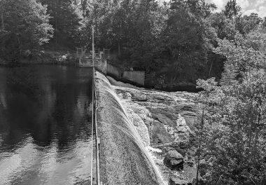 Side view of a dam